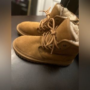 UGGS SIZE 7 Youth 7 Men 9 woman